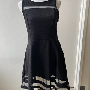 The little black dress with an edge / La petite robe noire avec un edge